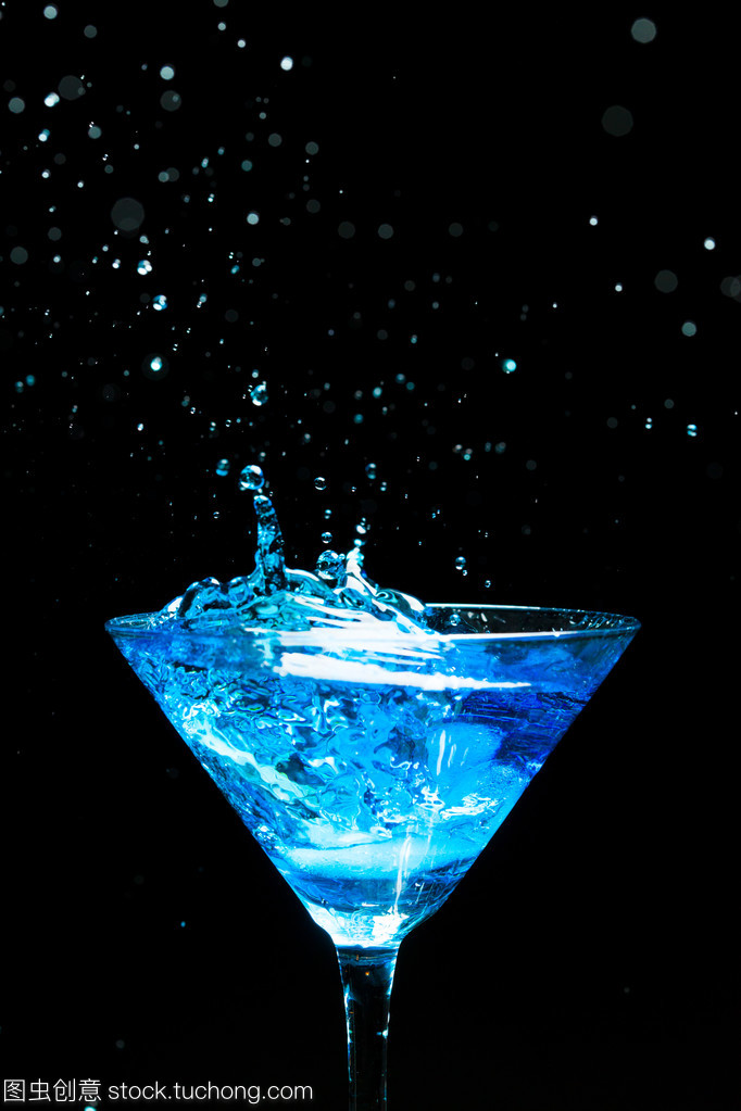 黑色與藍(lán)色的交融 神秘雞尾酒“潑墨”的藝術(shù)